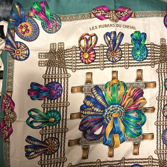 Authentic Hermès Carre 90 Scarf "LES RUBANS DU CHEVAL" Silk Green J7534 - Picture 5 of 14